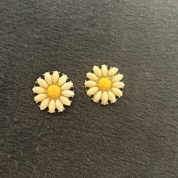 Vintage Vibe Daisy Earrings in White & Yellow-Boutique - Picture 3 of 4